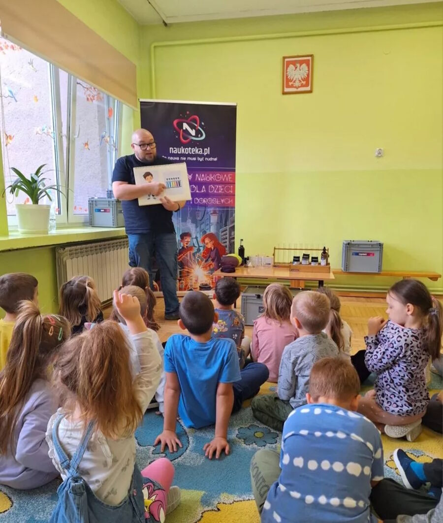 Dzieci podczas pokazu w przedszkolu