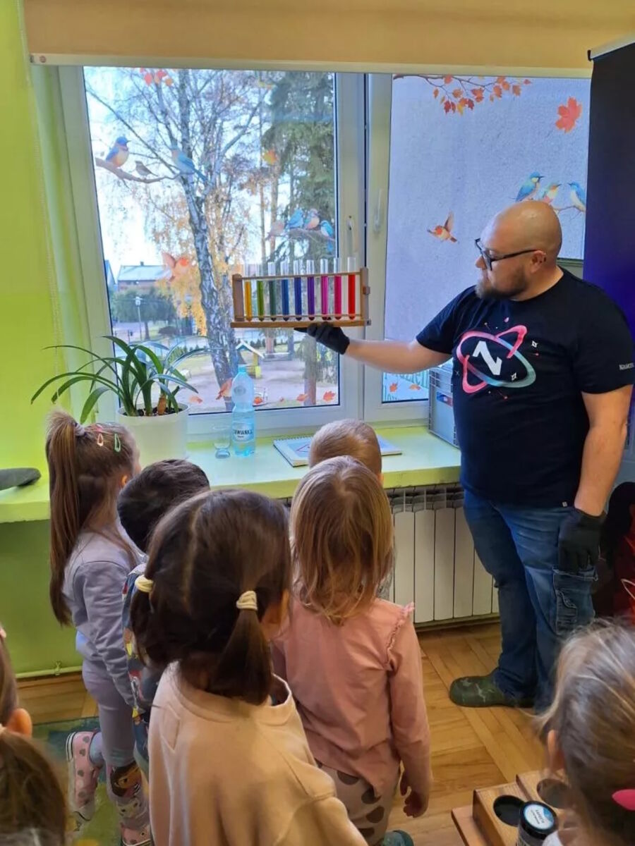 Maciej Gomułka z młotkiem podczas pokazu fizyki